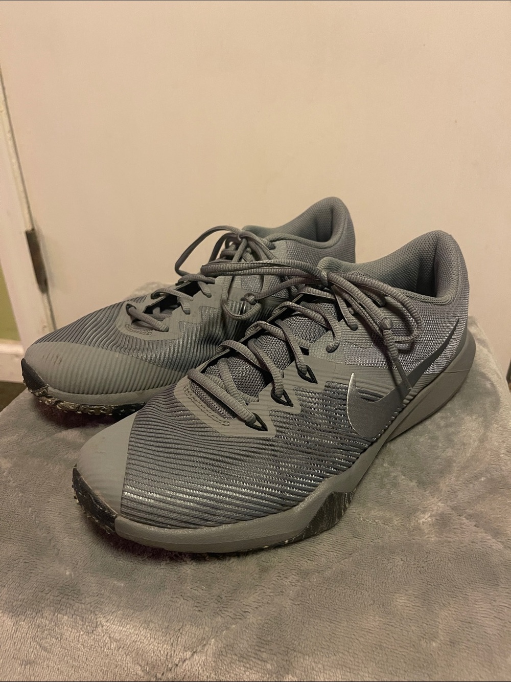 Nike Men’s Grey Athletic Training Sneakers